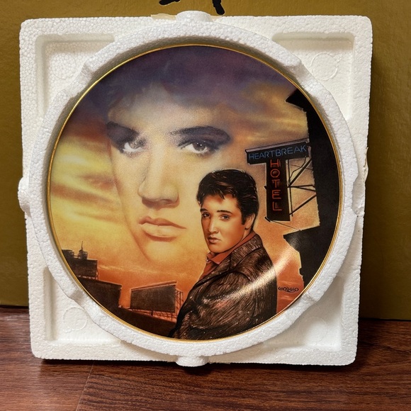 Elvis Presley Other - ELVIS PRESLEY
HEARTBREAK HOTEL
COLLECTOR PLATE NATE
GIORGIO 1ST ISSUE